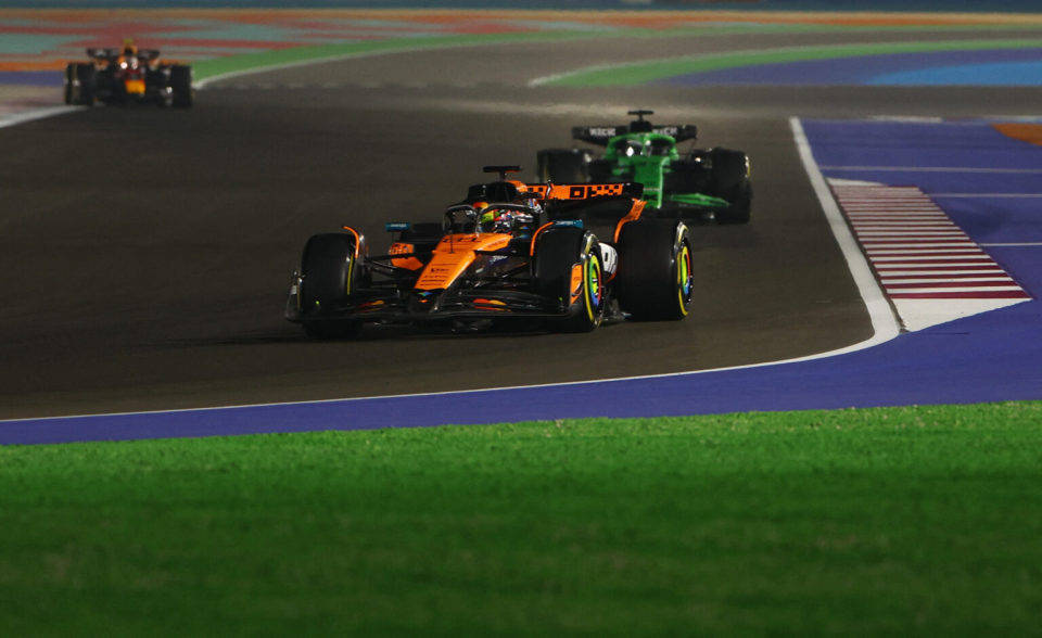 爱游戏官方入口-雷诺车队翻盘红牛车队，皮亚斯特里点燃赛场